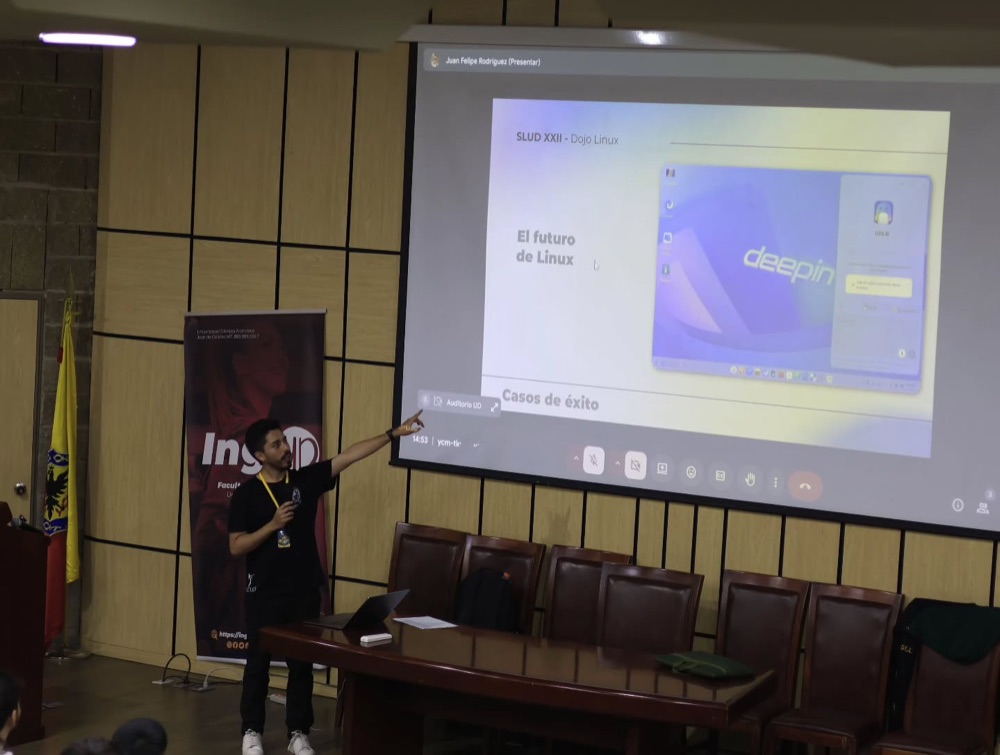 Juan Felipe presentando en el SLUD XXII